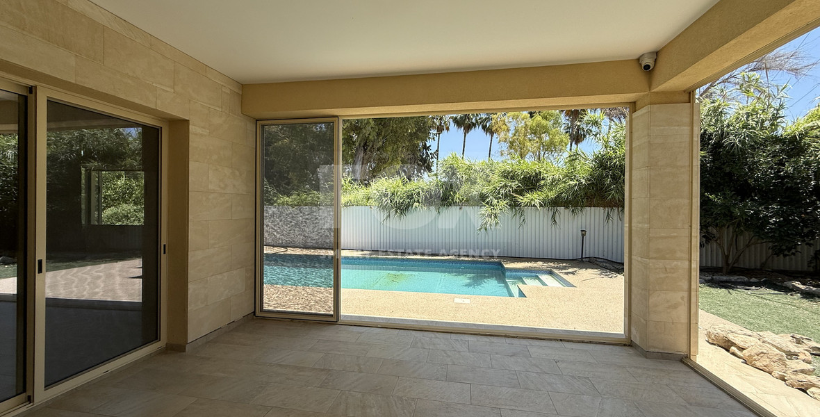 RENT: UNFURNISHED 4 BEDROOM BUNGALOW WITH SWIMMING POOL IN PYRGOS WITH EASY ACCESS.