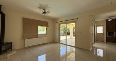 RENT: UNFURNISHED 4 BEDROOM BUNGALOW WITH SWIMMING POOL IN PYRGOS WITH EASY ACCESS.