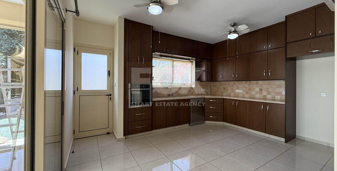 RENT: UNFURNISHED 4 BEDROOM BUNGALOW WITH SWIMMING POOL IN PYRGOS WITH EASY ACCESS.