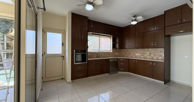 RENT: UNFURNISHED 4 BEDROOM BUNGALOW WITH SWIMMING POOL IN PYRGOS WITH EASY ACCESS.
