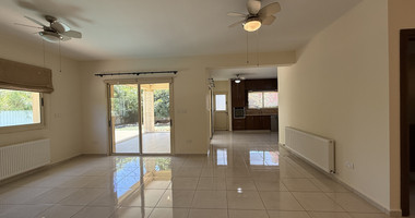 RENT: UNFURNISHED 4 BEDROOM BUNGALOW WITH SWIMMING POOL IN PYRGOS WITH EASY ACCESS.