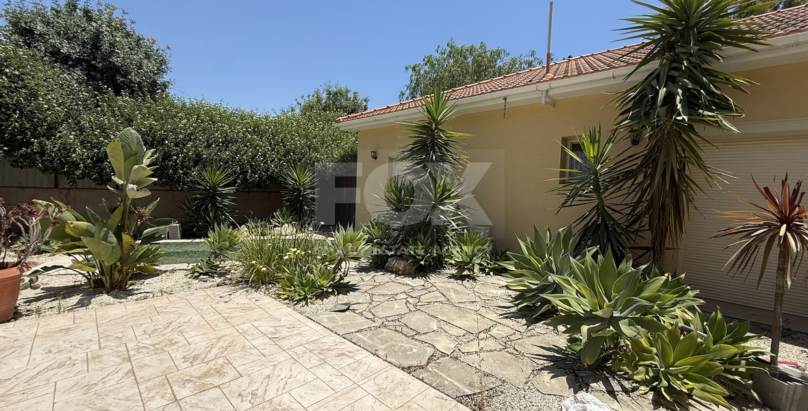 RENT: UNFURNISHED 4 BEDROOM BUNGALOW WITH SWIMMING POOL IN PYRGOS WITH EASY ACCESS.