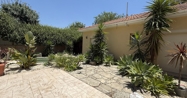 RENT: UNFURNISHED 4 BEDROOM BUNGALOW WITH SWIMMING POOL IN PYRGOS WITH EASY ACCESS.
