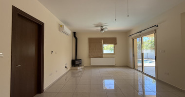 RENT: UNFURNISHED 4 BEDROOM BUNGALOW WITH SWIMMING POOL IN PYRGOS WITH EASY ACCESS.