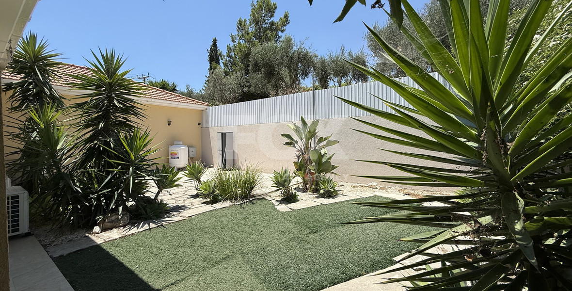 RENT: UNFURNISHED 4 BEDROOM BUNGALOW WITH SWIMMING POOL IN PYRGOS WITH EASY ACCESS.