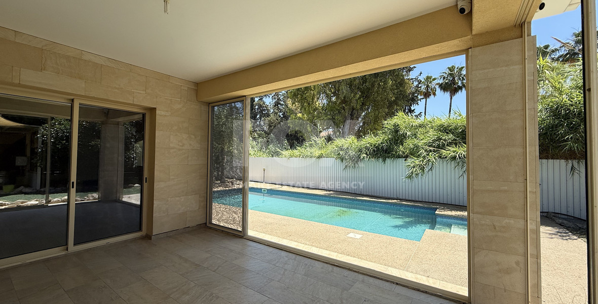 RENT: UNFURNISHED 4 BEDROOM BUNGALOW WITH SWIMMING POOL IN PYRGOS WITH EASY ACCESS.