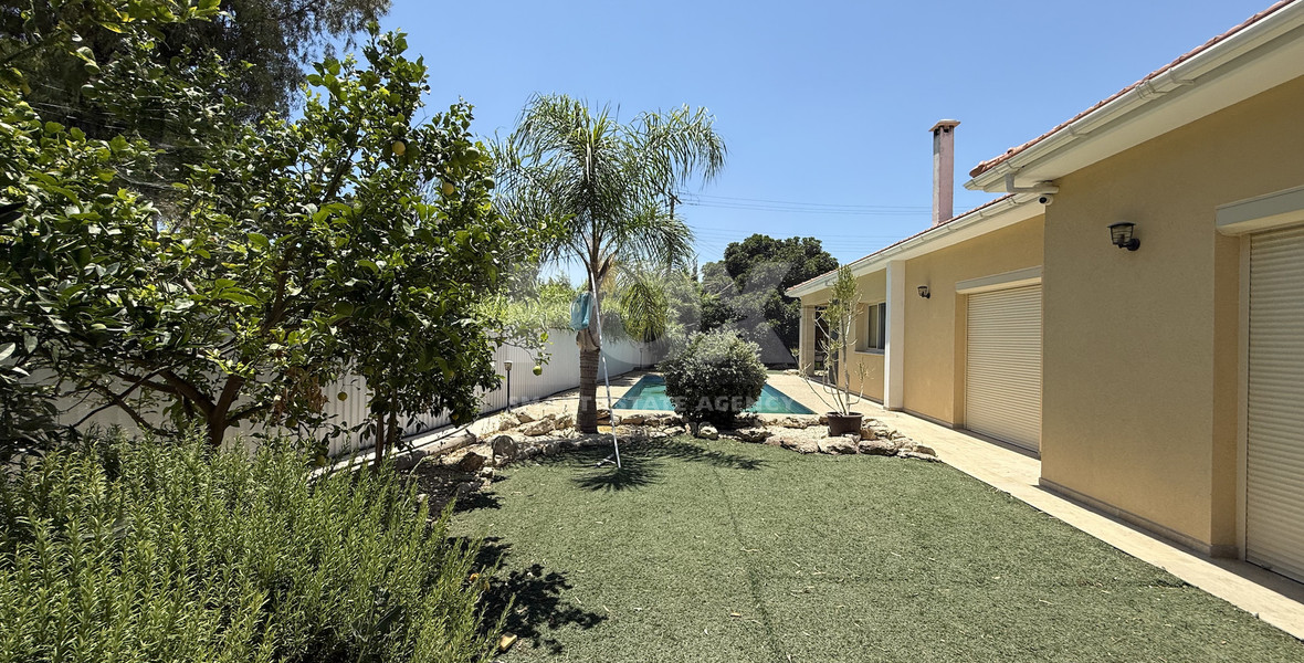 RENT: UNFURNISHED 4 BEDROOM BUNGALOW WITH SWIMMING POOL IN PYRGOS WITH EASY ACCESS.