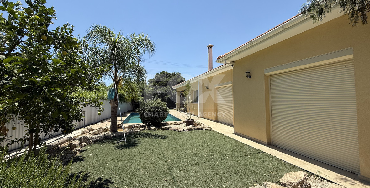 RENT: UNFURNISHED 4 BEDROOM BUNGALOW WITH SWIMMING POOL IN PYRGOS WITH EASY ACCESS.