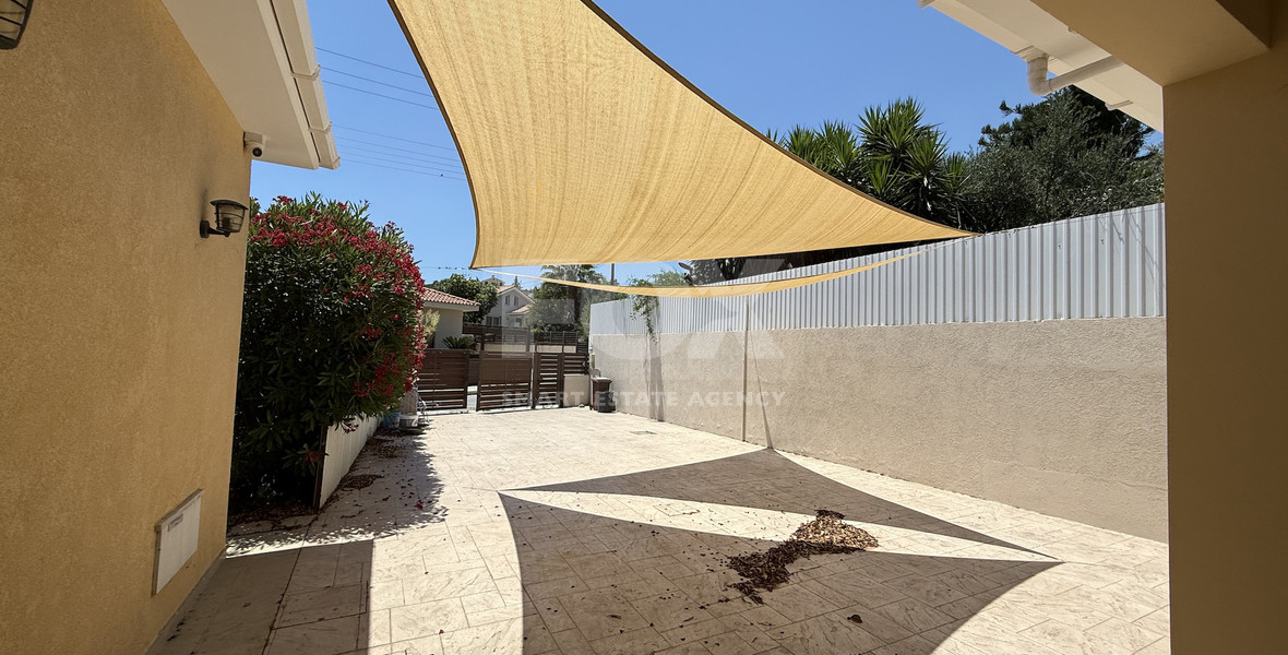 RENT: UNFURNISHED 4 BEDROOM BUNGALOW WITH SWIMMING POOL IN PYRGOS WITH EASY ACCESS.