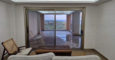 Luxurious Fully Renovated three Bedroom penthouse with Stunning Sea Views – Kato Paphos