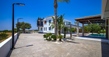 Five Bed Luxury Renovated Villa for Sale in Kouklia, Paphos – Plot with Private Mini-Stadium