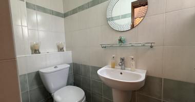 Rent: Beautiful 2-Bedroom Apartment in Excellent Condition with communal swimming pool- only 6 apartments-easy access to all amenities Ekali