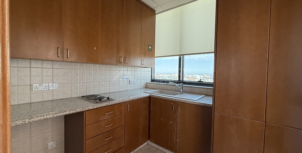 RENT: COMMERCIAL BUILDING ON PRIME COMMERCIAL AVENUE OFFERING AN INTERNAL AREA OF 1,762SQM.