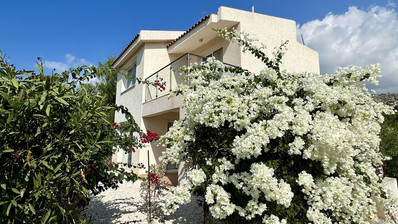 Luxury three Bedroom Villas for Sale in Coral Bay, Peyia