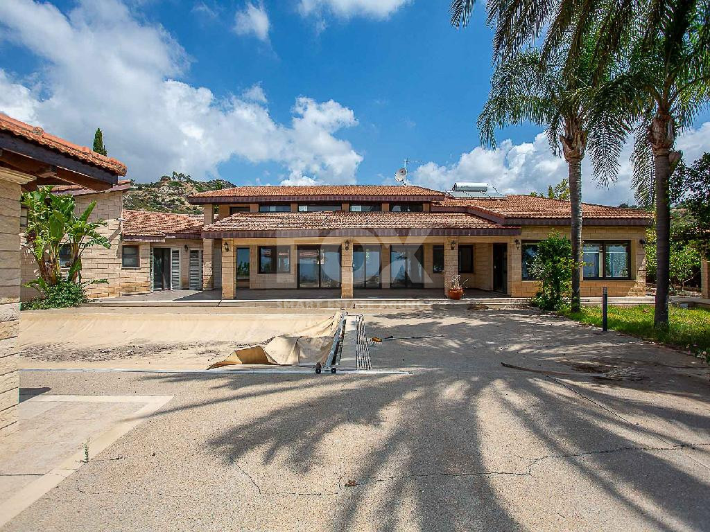 Detached 3-Bedroom Villa with Pool on Approx. 4,905 m² Land Share – Agios Athanasios, Limassol