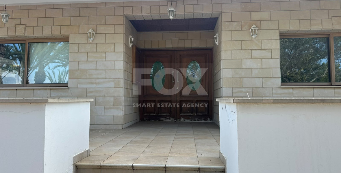 Spacious Chlorakas Villa with Pool and Seven Bedrooms in Chloraka for sale