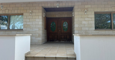 Spacious Chlorakas Villa with Pool and Seven Bedrooms in Chloraka for sale