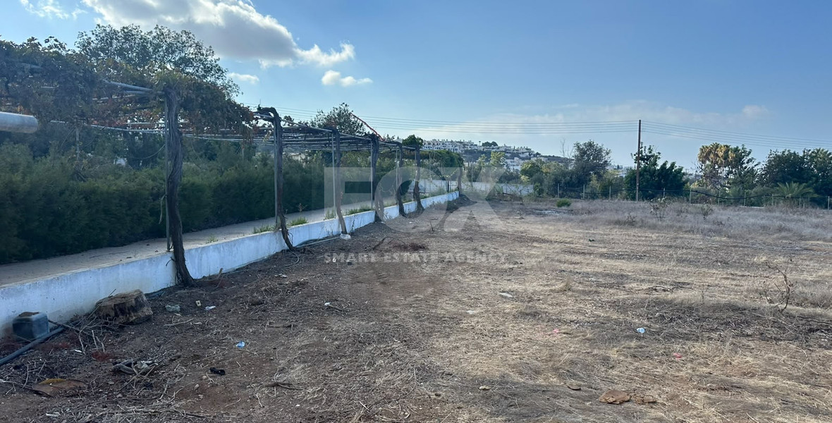 Spacious Chlorakas Villa with Pool and Seven Bedrooms in Chloraka for sale