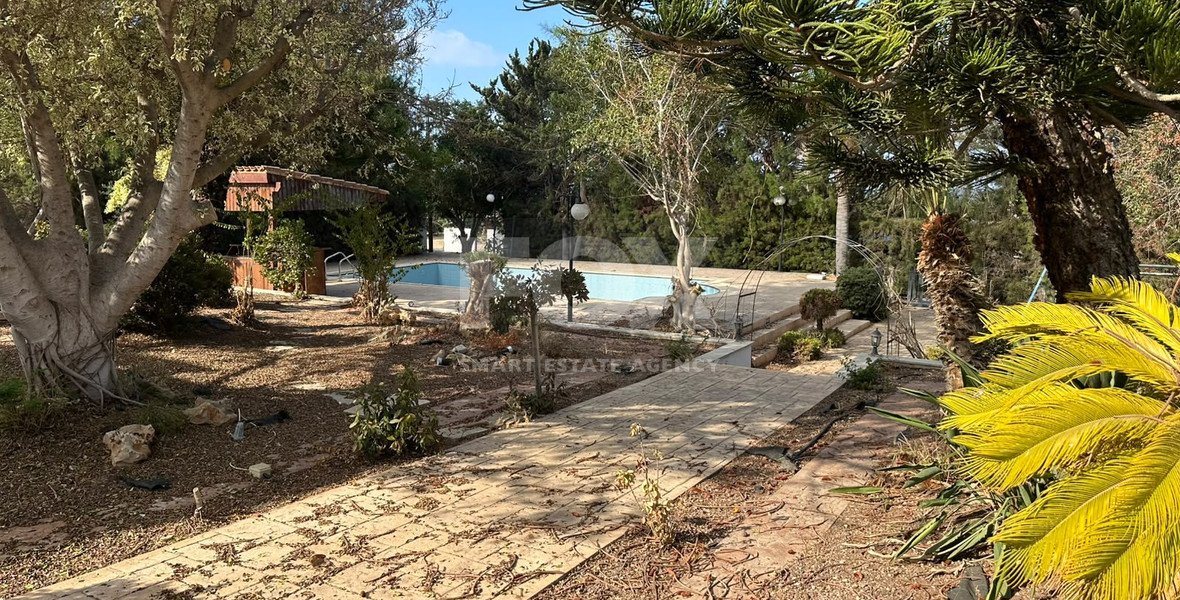 Spacious Chlorakas Villa with Pool and Seven Bedrooms in Chloraka for sale