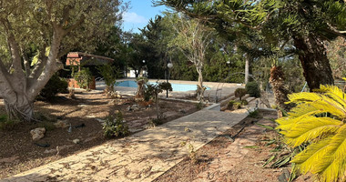 Spacious Chlorakas Villa with Pool and Seven Bedrooms in Chloraka for sale