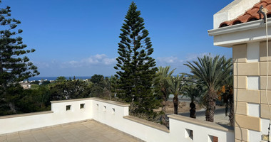 Spacious Chlorakas Villa with Pool and Seven Bedrooms in Chloraka for sale