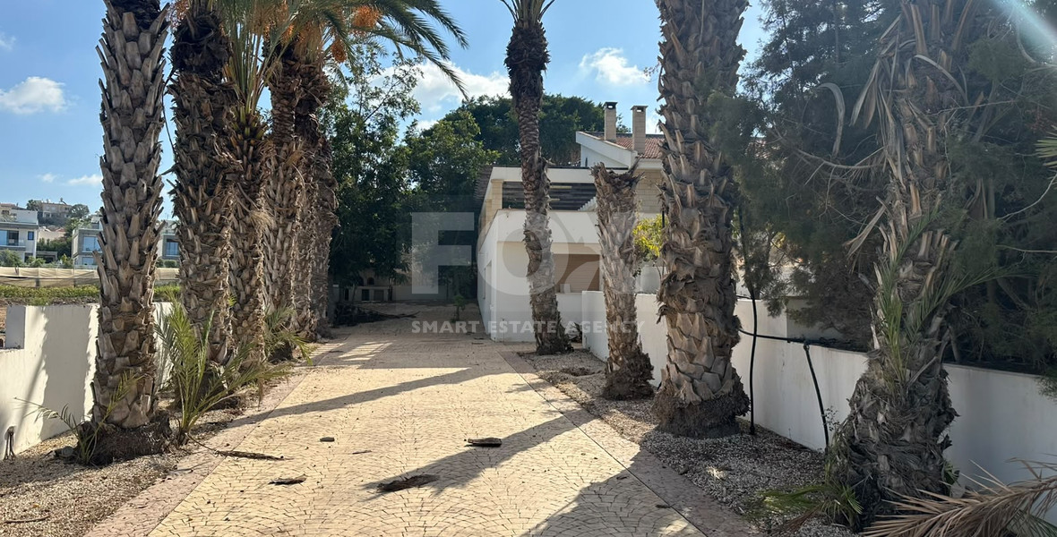 Spacious Chlorakas Villa with Pool and Seven Bedrooms in Chloraka for sale