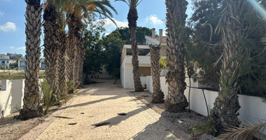 Spacious Chlorakas Villa with Pool and Seven Bedrooms in Chloraka for sale