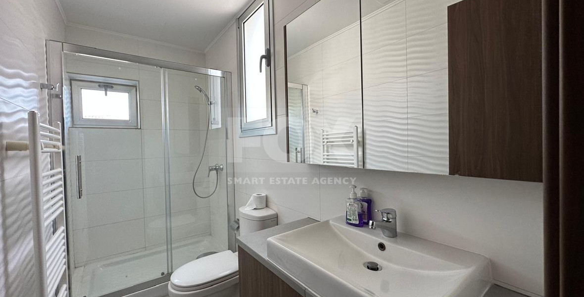 RENT: WHOLE FLOOR 3 BGEDROOM AND 2 BATHROOM APARTMENT ON SMALL BUILDING 5 APARTMENTS-MESA GEITONIA