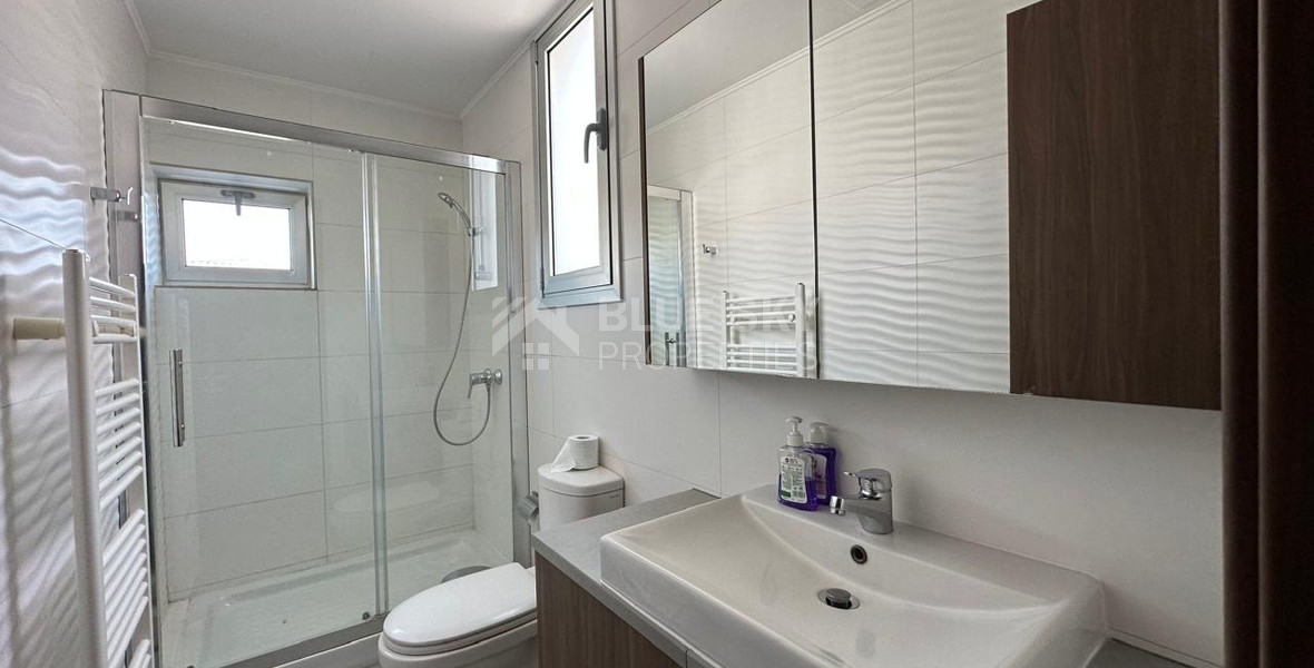 RENT: WHOLE FLOOR 3 BGEDROOM AND 2 BATHROOM APARTMENT ON SMALL BUILDING 5 APARTMENTS-MESA GEITONIA