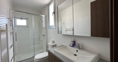RENT: WHOLE FLOOR 3 BGEDROOM AND 2 BATHROOM APARTMENT ON SMALL BUILDING 5 APARTMENTS-MESA GEITONIA