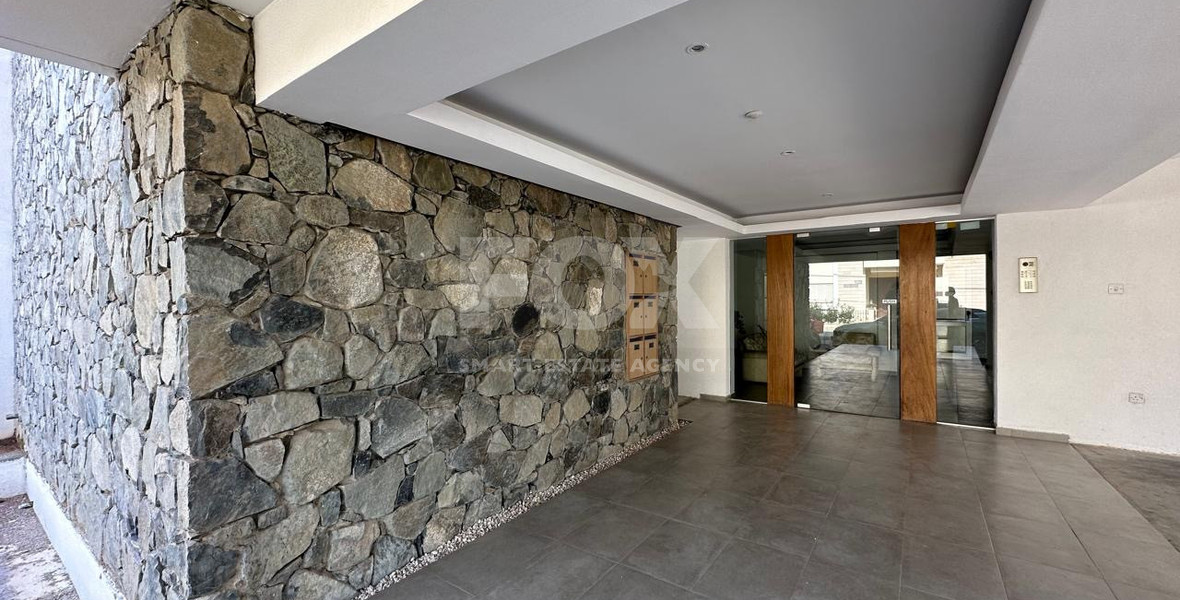 RENT: WHOLE FLOOR 3 BGEDROOM AND 2 BATHROOM APARTMENT ON SMALL BUILDING 5 APARTMENTS-MESA GEITONIA