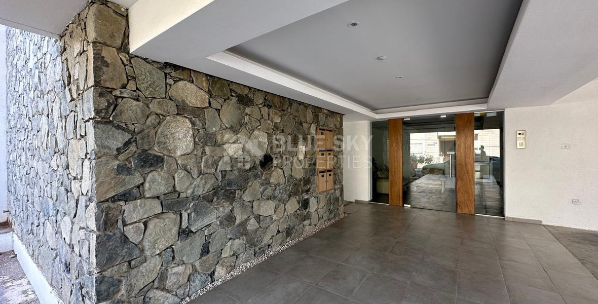 RENT: WHOLE FLOOR 3 BGEDROOM AND 2 BATHROOM APARTMENT ON SMALL BUILDING 5 APARTMENTS-MESA GEITONIA