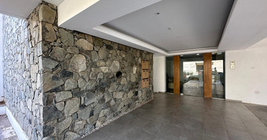 RENT: WHOLE FLOOR 3 BGEDROOM AND 2 BATHROOM APARTMENT ON SMALL BUILDING 5 APARTMENTS-MESA GEITONIA