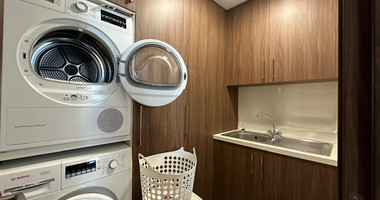 RENT: WHOLE FLOOR 3 BGEDROOM AND 2 BATHROOM APARTMENT ON SMALL BUILDING 5 APARTMENTS-MESA GEITONIA