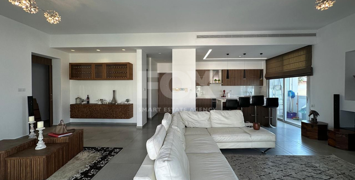 RENT: WHOLE FLOOR 3 BGEDROOM AND 2 BATHROOM APARTMENT ON SMALL BUILDING 5 APARTMENTS-MESA GEITONIA