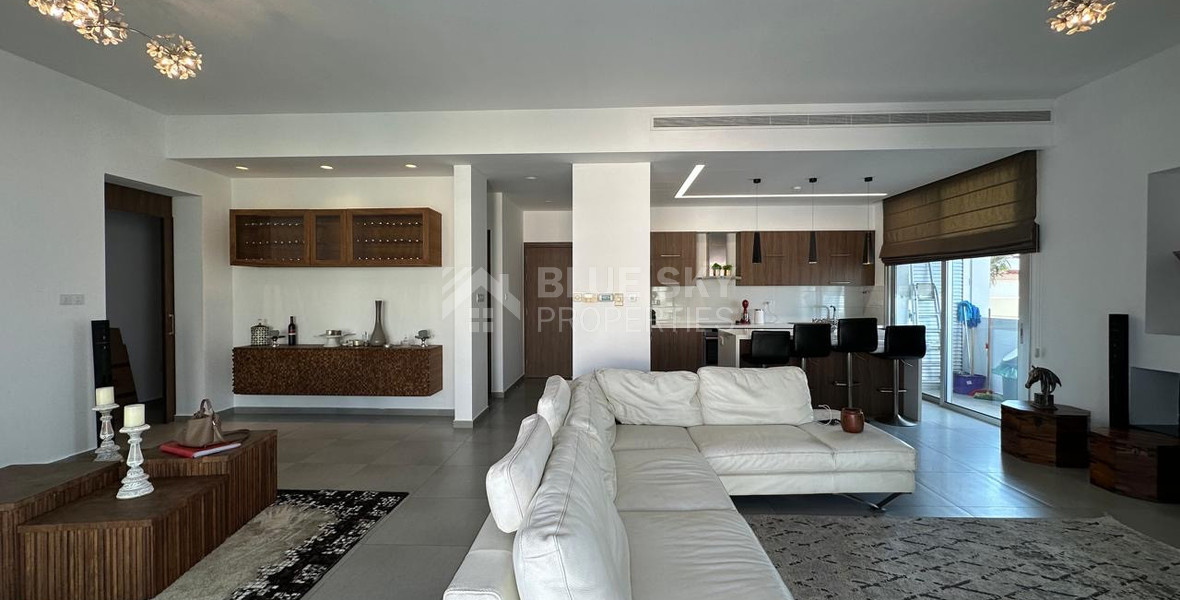 RENT: WHOLE FLOOR 3 BGEDROOM AND 2 BATHROOM APARTMENT ON SMALL BUILDING 5 APARTMENTS-MESA GEITONIA