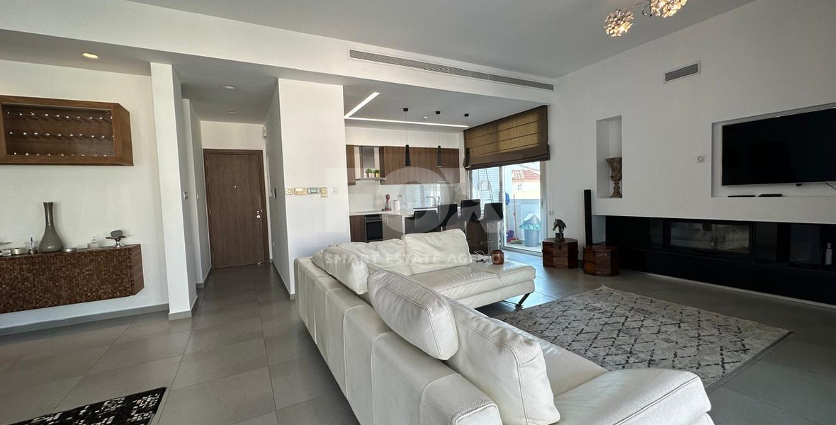 RENT: WHOLE FLOOR 3 BGEDROOM AND 2 BATHROOM APARTMENT ON SMALL BUILDING 5 APARTMENTS-MESA GEITONIA