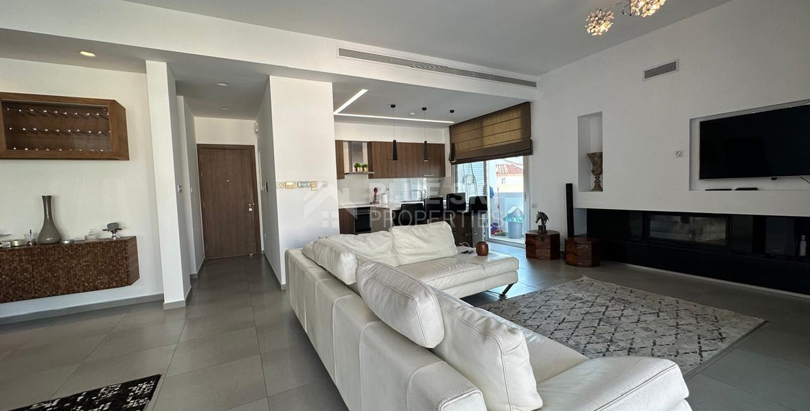 RENT: WHOLE FLOOR 3 BGEDROOM AND 2 BATHROOM APARTMENT ON SMALL BUILDING 5 APARTMENTS-MESA GEITONIA