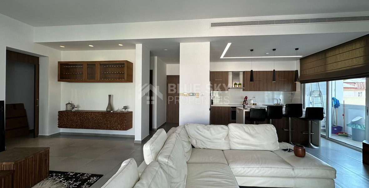 RENT: WHOLE FLOOR 3 BGEDROOM AND 2 BATHROOM APARTMENT ON SMALL BUILDING 5 APARTMENTS-MESA GEITONIA