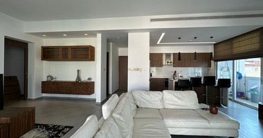 RENT: WHOLE FLOOR 3 BGEDROOM AND 2 BATHROOM APARTMENT ON SMALL BUILDING 5 APARTMENTS-MESA GEITONIA