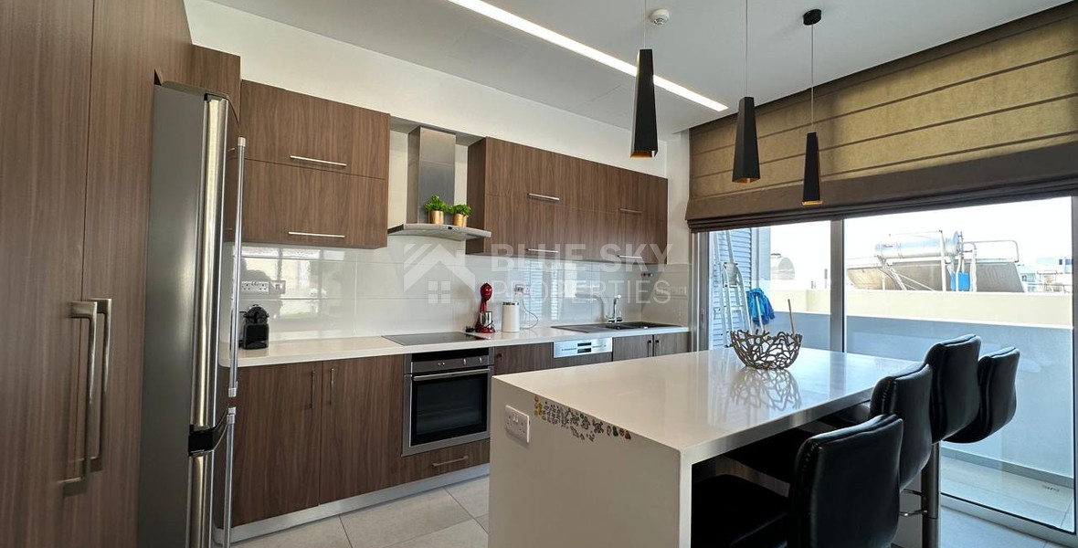 RENT: WHOLE FLOOR 3 BGEDROOM AND 2 BATHROOM APARTMENT ON SMALL BUILDING 5 APARTMENTS-MESA GEITONIA