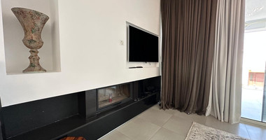 RENT: WHOLE FLOOR 3 BGEDROOM AND 2 BATHROOM APARTMENT ON SMALL BUILDING 5 APARTMENTS-MESA GEITONIA