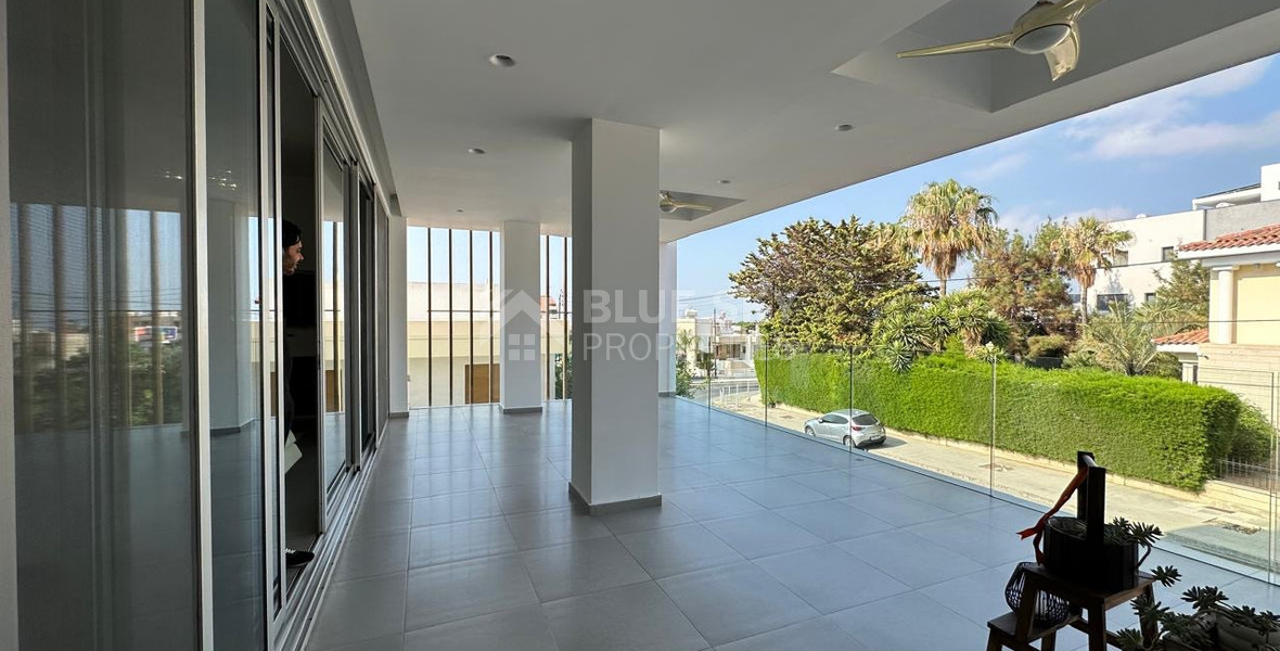 RENT: WHOLE FLOOR 3 BGEDROOM AND 2 BATHROOM APARTMENT ON SMALL BUILDING 5 APARTMENTS-MESA GEITONIA