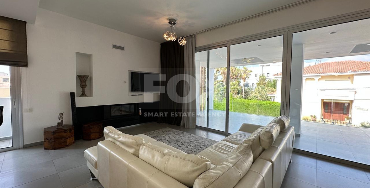 RENT: WHOLE FLOOR 3 BGEDROOM AND 2 BATHROOM APARTMENT ON SMALL BUILDING 5 APARTMENTS-MESA GEITONIA