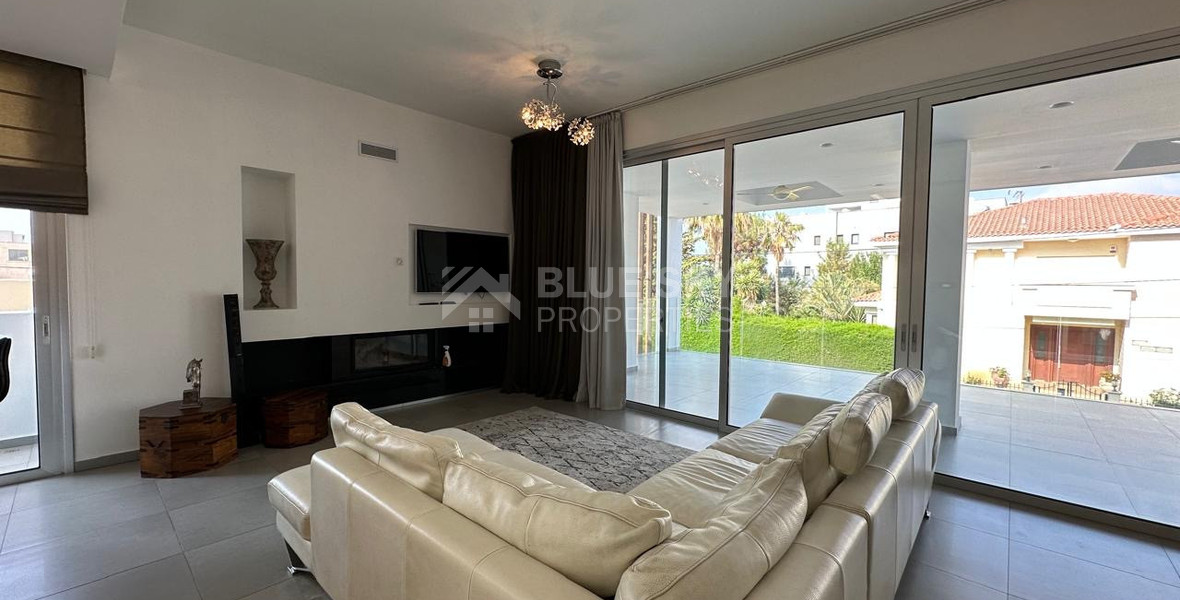 RENT: WHOLE FLOOR 3 BGEDROOM AND 2 BATHROOM APARTMENT ON SMALL BUILDING 5 APARTMENTS-MESA GEITONIA