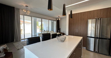 RENT: WHOLE FLOOR 3 BGEDROOM AND 2 BATHROOM APARTMENT ON SMALL BUILDING 5 APARTMENTS-MESA GEITONIA