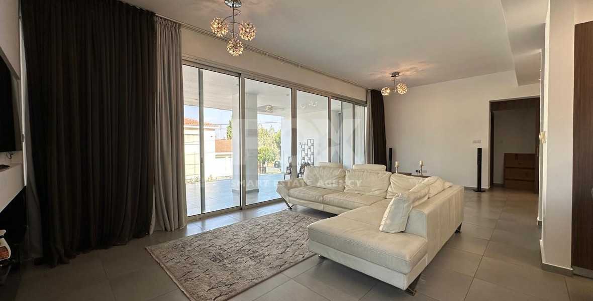 RENT: WHOLE FLOOR 3 BGEDROOM AND 2 BATHROOM APARTMENT ON SMALL BUILDING 5 APARTMENTS-MESA GEITONIA
