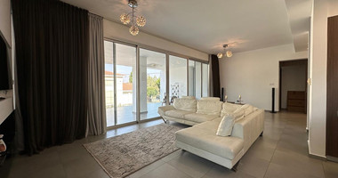 RENT: WHOLE FLOOR 3 BGEDROOM AND 2 BATHROOM APARTMENT ON SMALL BUILDING 5 APARTMENTS-MESA GEITONIA