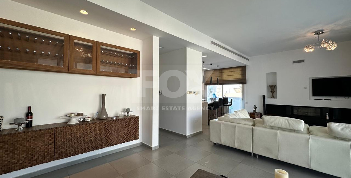 RENT: WHOLE FLOOR 3 BGEDROOM AND 2 BATHROOM APARTMENT ON SMALL BUILDING 5 APARTMENTS-MESA GEITONIA