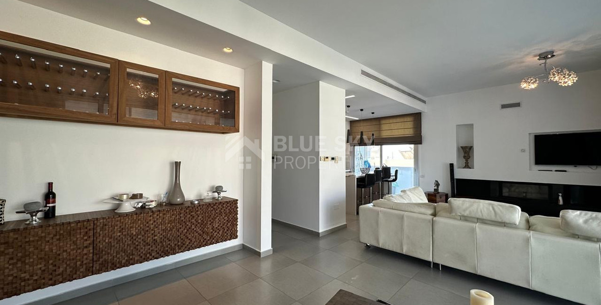 RENT: WHOLE FLOOR 3 BGEDROOM AND 2 BATHROOM APARTMENT ON SMALL BUILDING 5 APARTMENTS-MESA GEITONIA